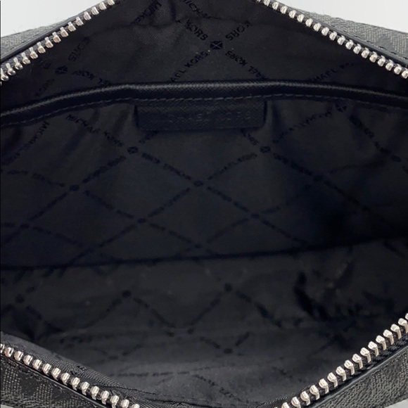 MICHAEL KORS LARGE EW ZP CHAIN XBODY BLACK SIGNATR - Picture 14 of 16